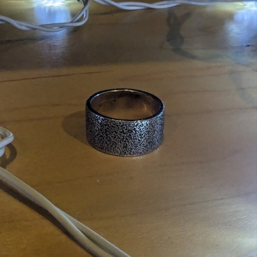 Hammered sterling silver ring handcrafted in Italy. Size 6, 10 mm wide - Picture 8 of 8